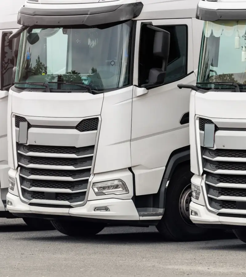 fleet-of-new-modern-electric-hybrid-hydrogen-or-diesel-white-trucks-parked-in-line-row-outdoors (2)